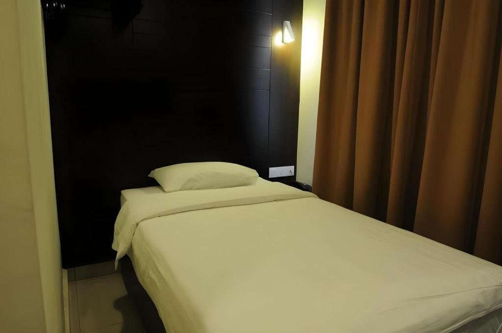 Cathay Hotel Kota Kinabalu Exterior photo
