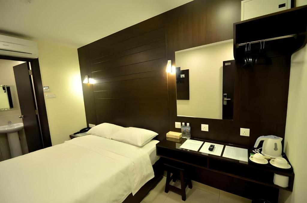 Cathay Hotel Kota Kinabalu Exterior photo