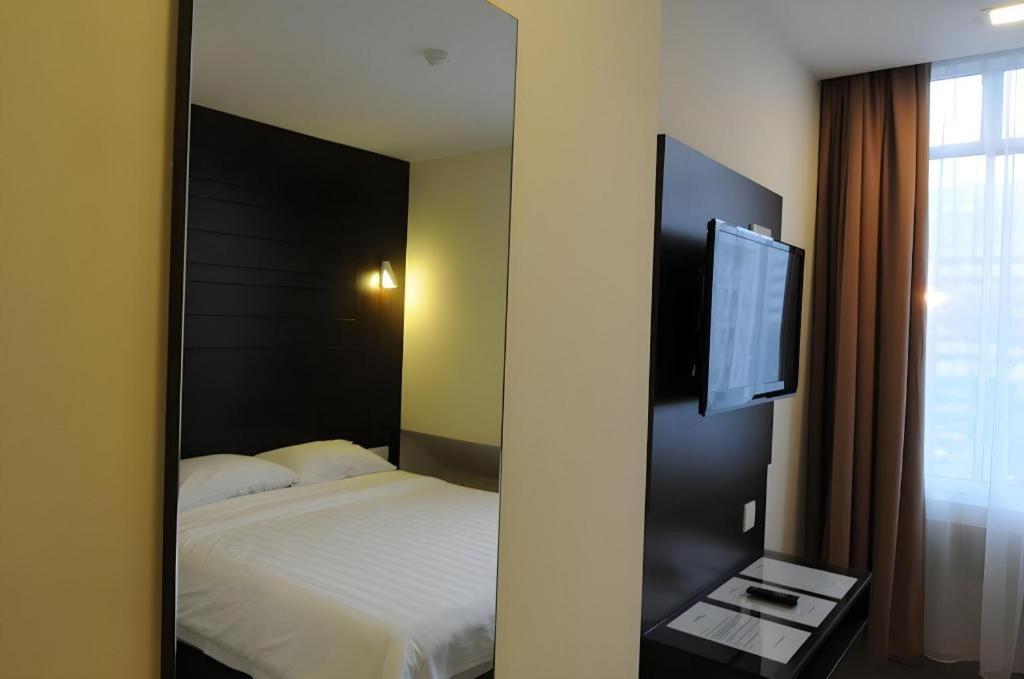 Cathay Hotel Kota Kinabalu Exterior photo